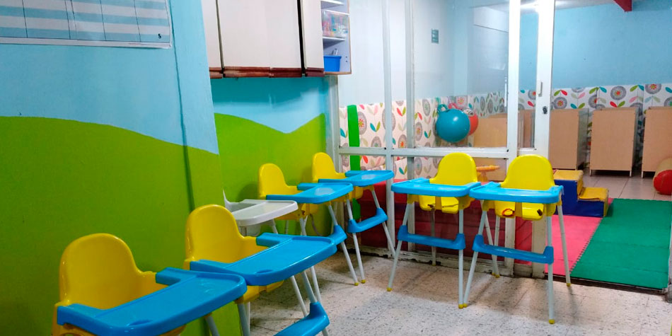 Área de periqueras para los pequeños que todavía necesitan asistencia a la hora de comer
