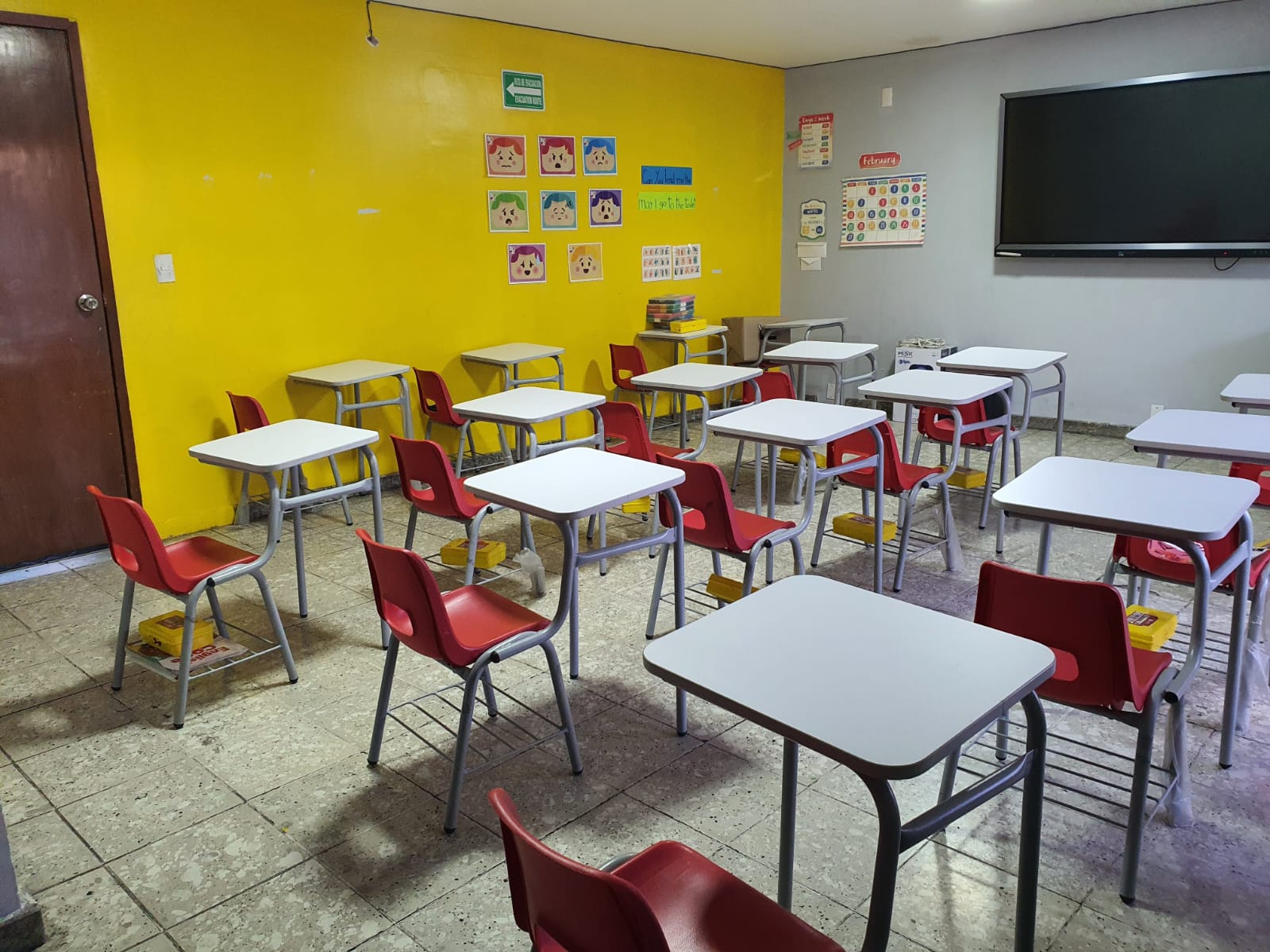 El mobiliario es cómo y adecuado para los alumnos, además contamos con tecnología de punta con nuestros pizarrones touch, que admiten hasta 10 toques a las vez.
